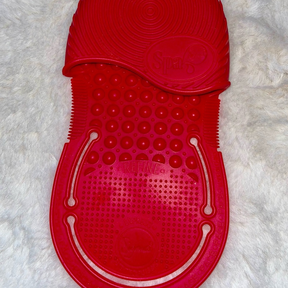 Sigma Beauty Reversible Travel Brush Cleaner Mitt